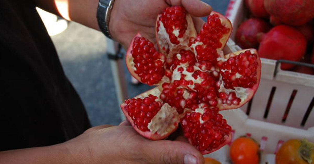 Here's How To Deseed A Pomegranate In Under 10 Seconds