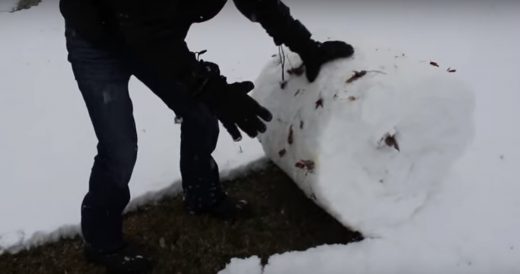 Man Throws Shovel Aside And Shows Everyone An Easier Way To Remove Snow