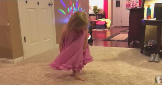 Tiny Girl Plans Fashion Show For Mom And Her Commentary Is Impressive