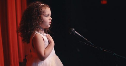 4-Year-Old Arrives Alone On Stage, Crowd Falls Silent As Soon As She Starts Sing...