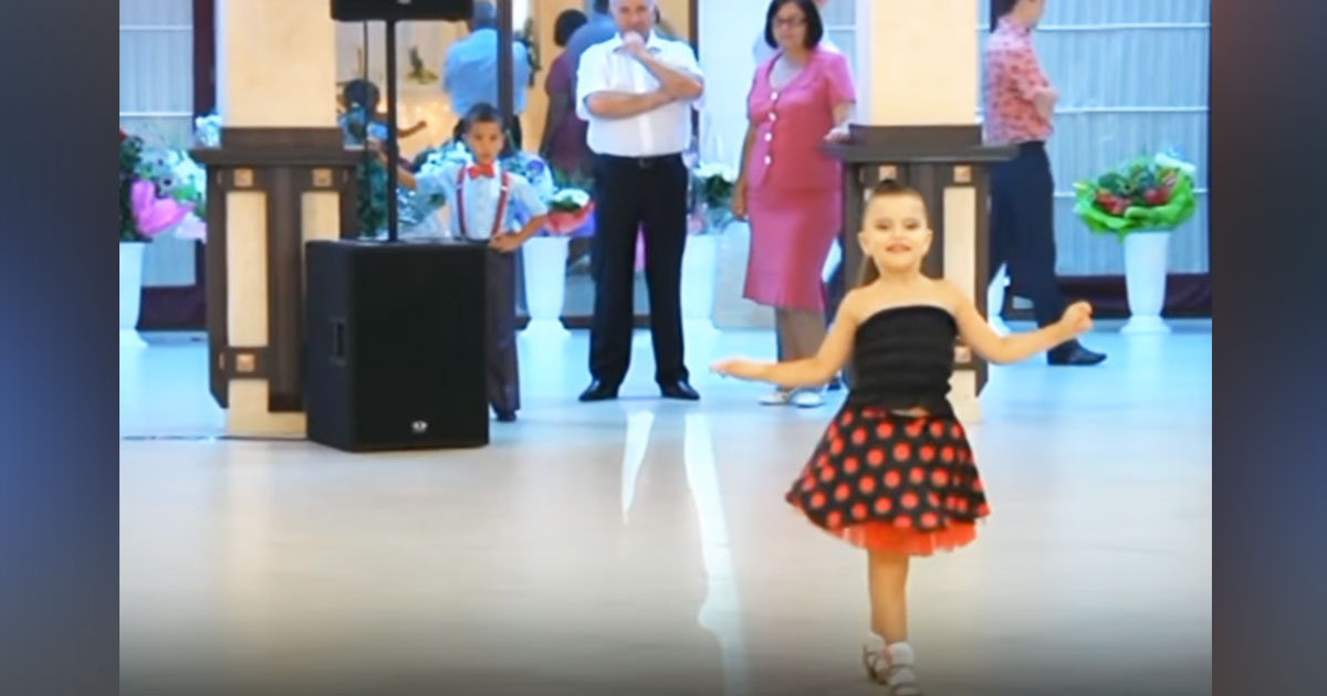 Two Tiny Dancers Take Over The Mall With Their Performance | MetaSpoon