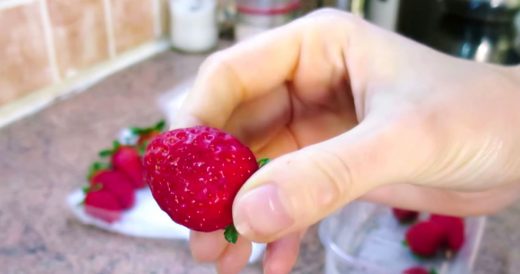 Strawberries Can Last Longer When Dipped In A Vinegar Mixture