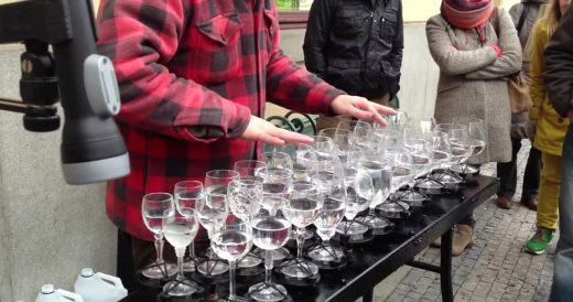 Street Performer Plays “Hallelujah” With Just Crystal Wine Glasses