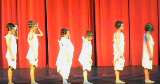 6 Kids Perform Creative “Fountain” Skit