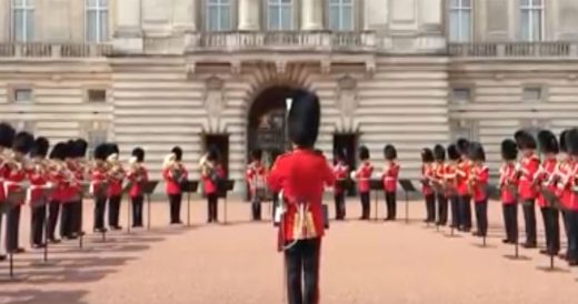 Buckingham Palace Guards Pay Their Respects To Aretha Franklin In A Fitting Trib...