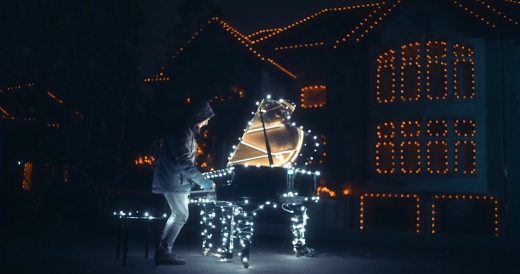 Man Controls 500,000 Xmas Lights With Piano To Create Dazzling Display