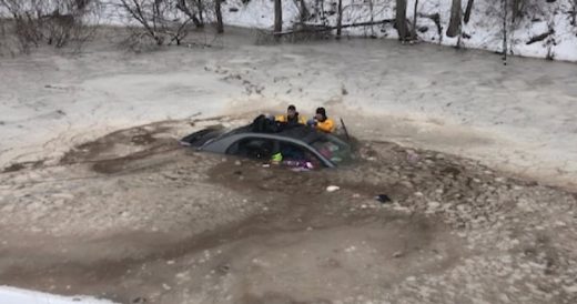 Mom Saves 4-Year-Old Daughter From Sinking Car After Crash