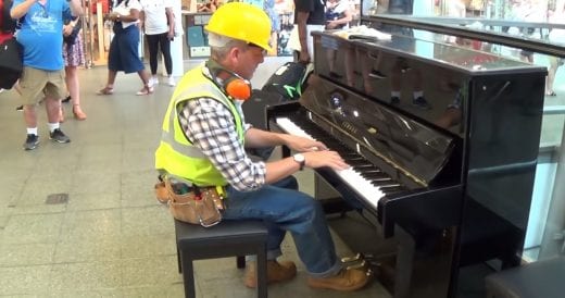 Passersby Freeze As Undercover Pianist Plays Impressive Solo On Piano