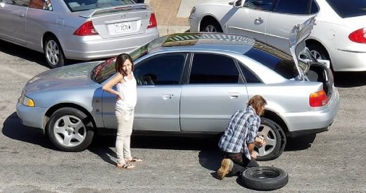 Homeless Man Helps Single Mom Change Her Flat Tire While Everyone Else Passes By