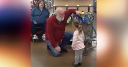 Sweet Toddler Spots A Man With A White Beard While Shopping And Thinks He’s Sa...