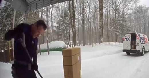 FedEx Driver Shovels Snow Off Customer’s Front Stoop Out Of The Goodness Of Hi...