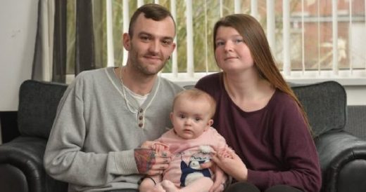 Young Man Delivers His Wife’s Baby At Home While One Of His Hands Is Broken An...