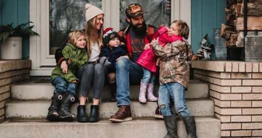 Talented Photographer Takes Free Family “Porchtraits” During Social Distanci...