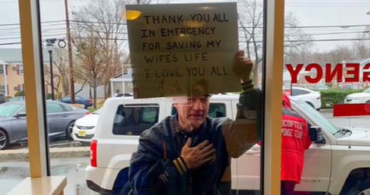 Man Holds “Thank You” Sign For Emergency Doctors Who Saved His Wife’s Life