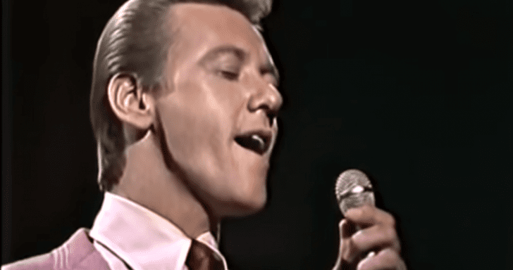 Bobby Hatfield Serenades Crowd With Live Performance Of “Unchained Melody”