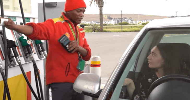 Generous Gas Attendant Paid For Woman’s Fuel